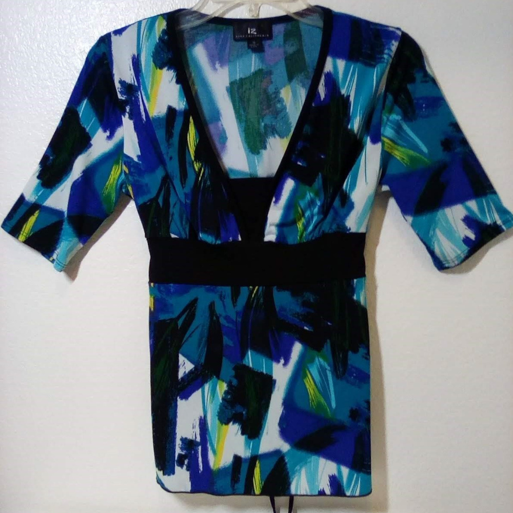 iz Byer California Print Tie Back Blouse Size: M